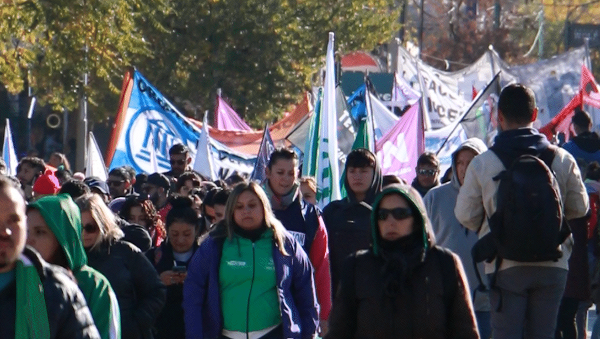 Nutrida marcha se movilizó por el paro de la CGT en Neuquén thumbnail