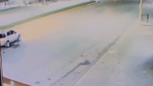 buscan a una mujer que atropello a un ciclista, lo arrastro 50 metros y huyo buscan a una mujer que atropello a un ciclista, lo arrastro 50 metros y huyo