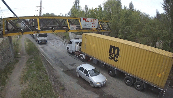 Increíble: camión chocó el puente ferroviario una y otra vez
