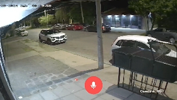 Video: perdió el control y chocó un auto estacionado y una casa en el centro de Plottier