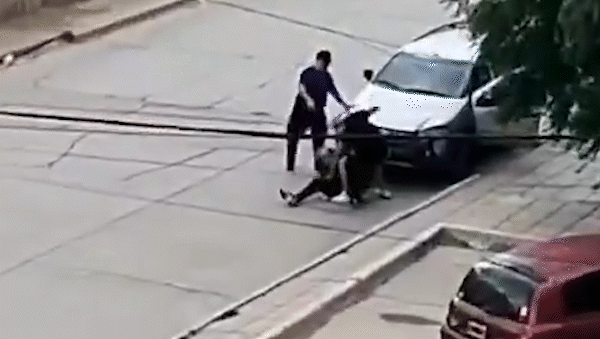 golpes en la cabeza, mas de 15 disparos a plena luz del dia y un joven herido golpes en la cabeza, mas de 15 disparos a plena luz del dia y un joven herido