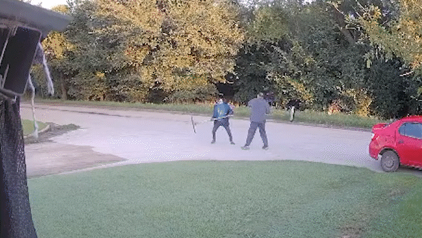 video: la insolita pelea de dos barrenderos a escobazos