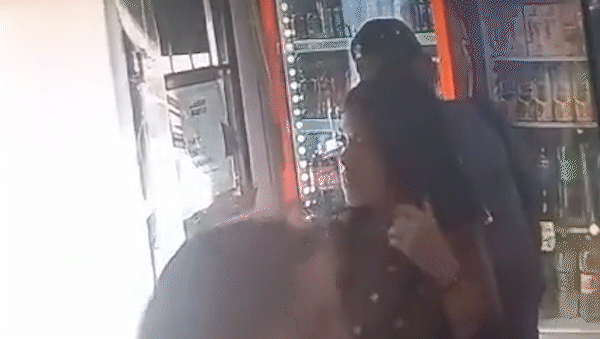 Video: Vecina descubrió que ladrón le había robado el celu de la mochila
