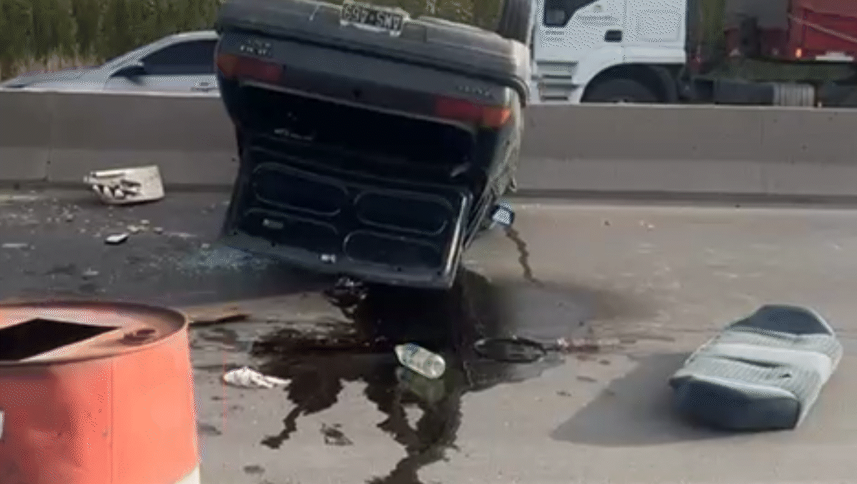 Impactante vuelco en la Ruta 22: Cómo está el conductor