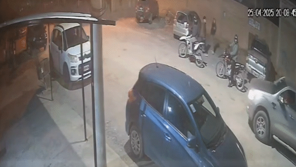 Motochorros huyeron con una moto robada de una zona comercial
