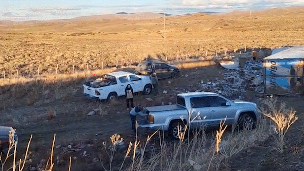 Muerte de un camionero en Chubut: tras saquear los alimentos que llevaba, los venden en Facebook