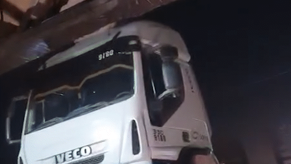 insolito choque: dos camiones impactan el puente ferroviario 