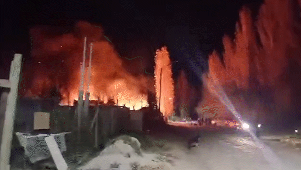 un incendio afecto 5 casas: un hombre murio atrapado por el fuego
