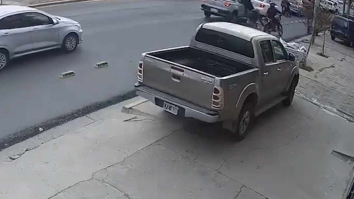 motochorros al acecho en neuquen: el video del violento robo en un semaforo