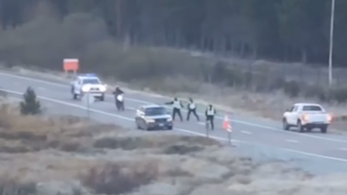 motociclistas corrian picadas en plena ruta 61 y se fugaron de un control policial