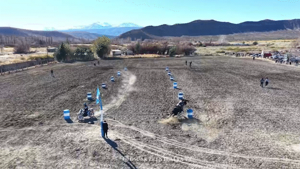 desde el drone, la increible carrera entre una yegua y una moto en el norte neuquino