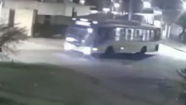 peligro en el colectivo: un pasajero se quedo dormido y volo por la ventanilla