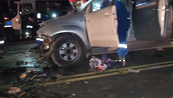 Brutal choque entre una camioneta y un camión cerca de Rincón de los Sauces dejó dos heridos