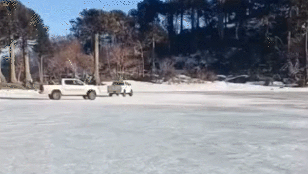 Así realizaban coleadas dos camionetas sobre la Laguna Corazón en el Área Protegida Batea Mahuida.