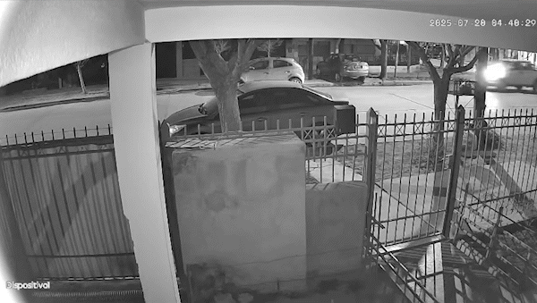 Pide ayuda para identificar al conductor que embistió su auto y escapó