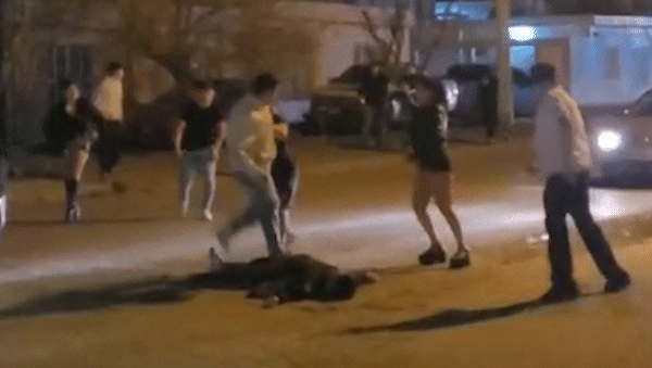 le patearon la cabeza en la puerta de un boliche: el video de la brutal agresion le patearon la cabeza en la puerta de un boliche: el video de la brutal agresion