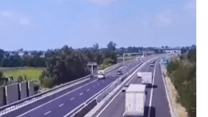 impactante video: una avioneta cayo en medio de la ruta, exploto y murieron dos personas impactante video: una avioneta cayo en medio de la ruta, exploto y murieron dos personas