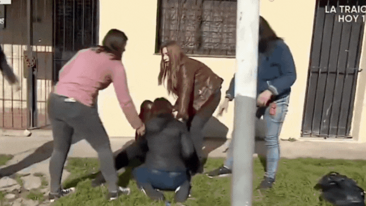 Video: se armó una pelea de vecinos en pleno móvil en vivo de Cortá por Lozano