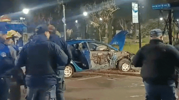 Fuertísimo choque en el Parque Central: un auto impactó contra una garita