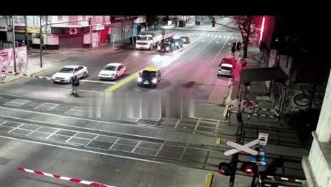 impactante: tren embistio a taxi que intento cruzar con barreras bajas