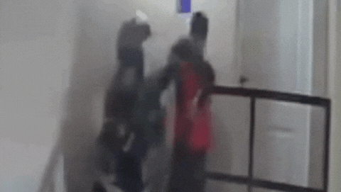 escandalo en la policia por un video en el que cuatro agentes muelen a golpes a un joven escandalo en la policia por un video en el que cuatro agentes muelen a golpes a un joven