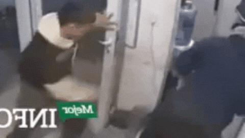 video: dos jovenes atacan salvajemente a empleado de estacion en fernandez oro video: dos jovenes atacan salvajemente a empleado de estacion en fernandez oro