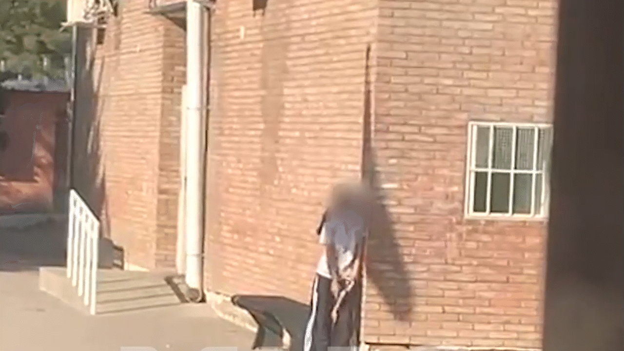 despues de 5 horas atrincherada en la escuela, la chica de 14 anos entrego el arma despues de 5 horas atrincherada en la escuela, la chica de 14 anos entrego el arma