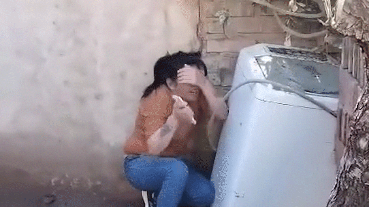 ataque con molotov, palazos y ladrillazos a la mama de un adolescente asesinado en centenario ataque con molotov, palazos y ladrillazos a la mama de un adolescente asesinado en centenario