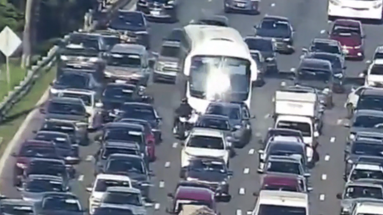 impresionante accidente: un colectivo descontrolado y sin frenos choco diez autos impresionante accidente: un colectivo descontrolado y sin frenos choco diez autos