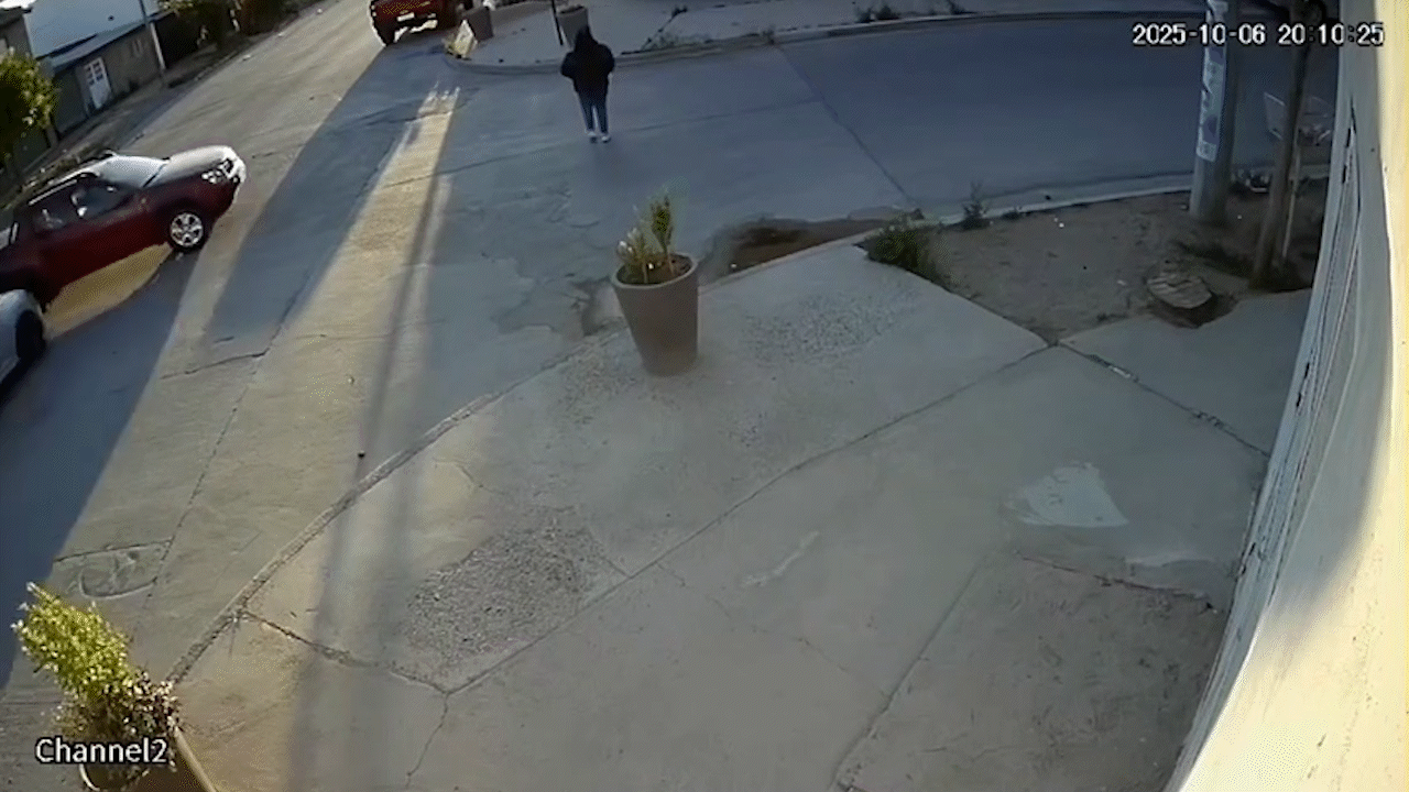 terrible choque: una mujer fue atropellada luego de que una camioneta chocara con un auto terrible choque: una mujer fue atropellada luego de que una camioneta chocara con un auto