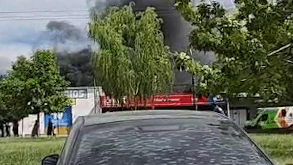 El siniestro movilizó tres dotaciones de bomberos que sofocaron el fuego luego de una hora de combate.  El siniestro movilizó tres dotaciones de bomberos que sofocaron el fuego luego de una hora de combate.