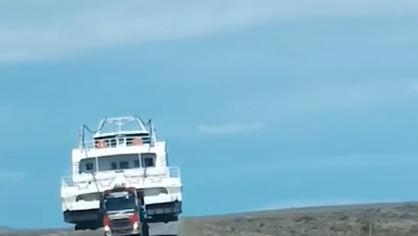 Un catamarán por la Ruta 40: la embarcación que obligó a frenar el tránsito en la Patagonia | LM Neuquen Un catamarán por la Ruta 40: la embarcación que obligó a frenar el tránsito en la Patagonia