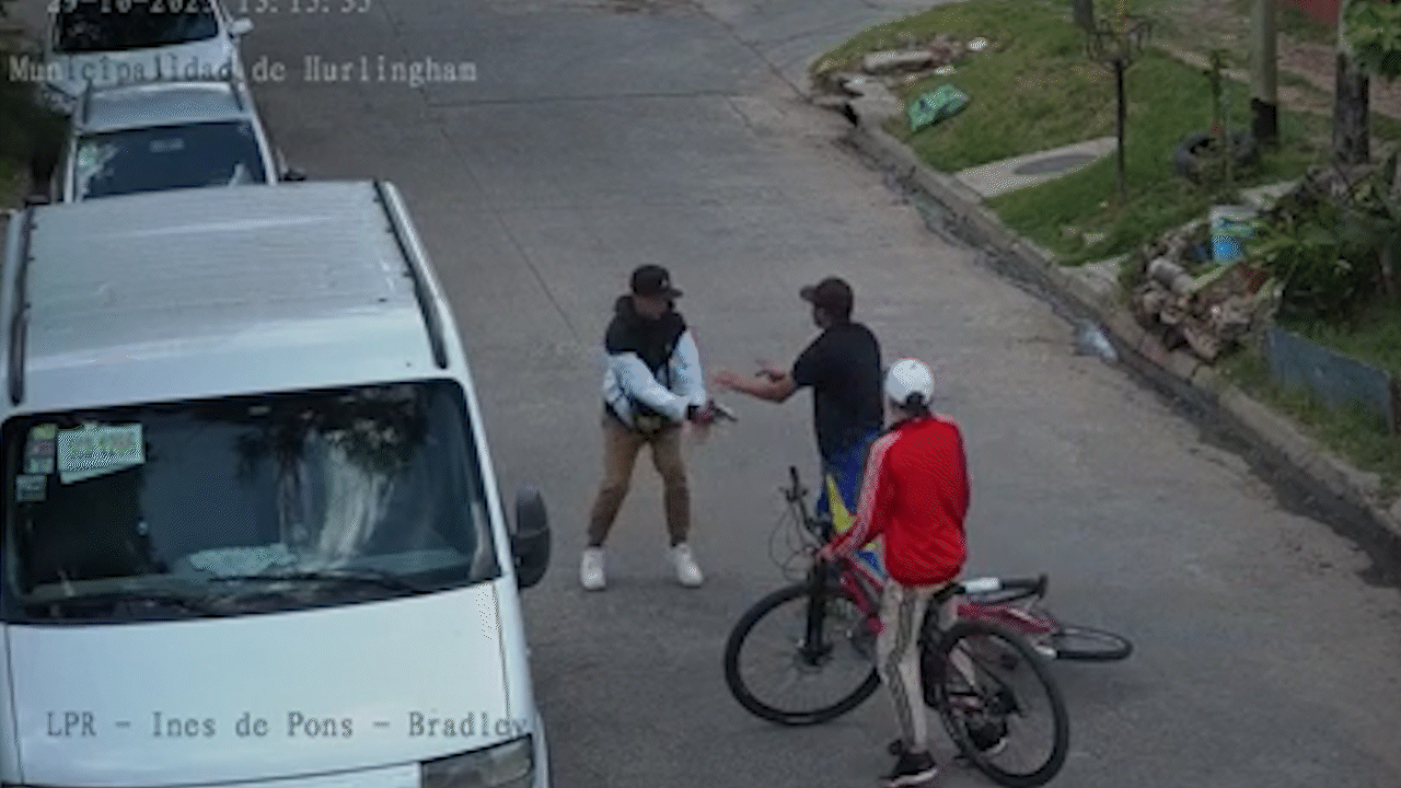 Un brutal crimen quedó grabado: discutió con su amigo, lo mató a tiros y le robó la bicicleta | LM Neuquen Un brutal crimen quedó grabado: discutió con su amigo, lo mató a tiros y le robó la bicicleta