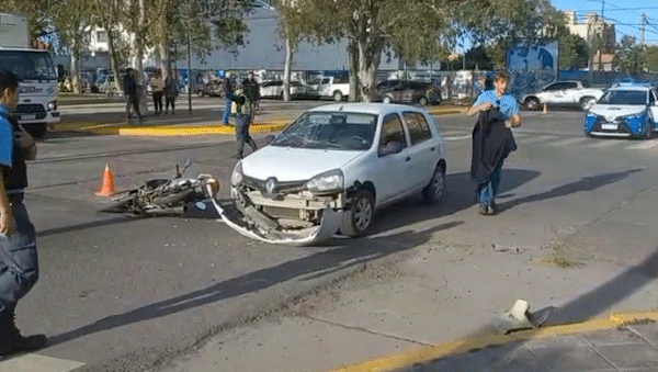 violento choque en avenida olascoaga: motociclista golpeo contra el parabrisas de un auto violento choque en avenida olascoaga: motociclista golpeo contra el parabrisas de un auto