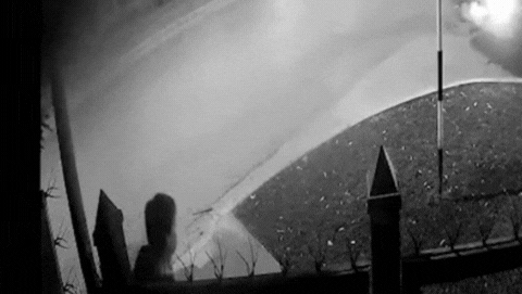 regaba la vereda y casi lo atropella una camioneta robada que perseguia la policia regaba la vereda y casi lo atropella una camioneta robada que perseguia la policia