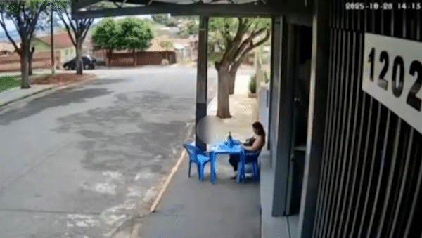 brutal intento de femicidio: su ex se subio con el auto a la vereda y la atropello afuera de un bar brutal intento de femicidio: su ex se subio con el auto a la vereda y la atropello afuera de un bar