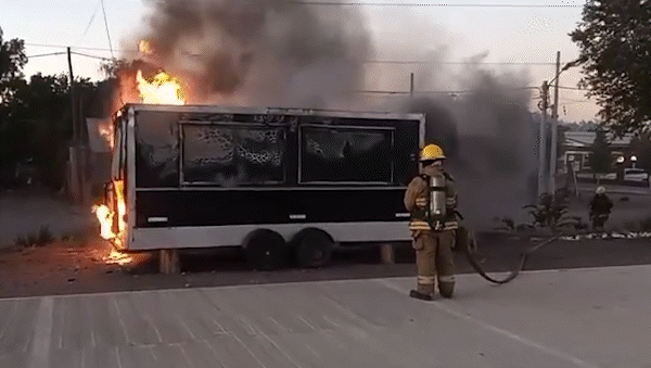 Robo e incendio de un carro cervecero: detuvieron a dos sospechosos que robaron un barril y un táper | LM Neuquen Robo e incendio de un carro cervecero: detuvieron a dos sospechosos que robaron un barril y un táper