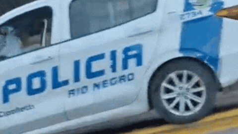 puente carretero: patrullero de la policia rionegrina choco contra un poste en medio de una persecucion puente carretero: patrullero de la policia rionegrina choco contra un poste en medio de una persecucion