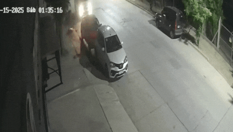 buscan al dueno de la camioneta que choco a dos autos estacionados y huyo buscan al dueno de la camioneta que choco a dos autos estacionados y huyo