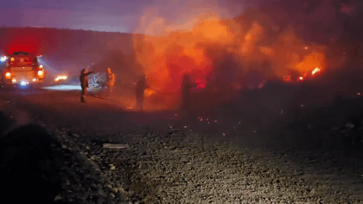 voraz incendio en centenario: autos consumidos por el fuego y un geriatrico evacuado voraz incendio en centenario: autos consumidos por el fuego y un geriatrico evacuado