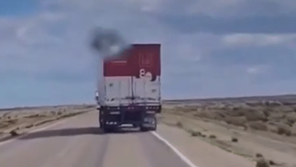 impactante video: asi fue el vuelco de un camion por la deformacion de la ruta 3 impactante video: asi fue el vuelco de un camion por la deformacion de la ruta 3