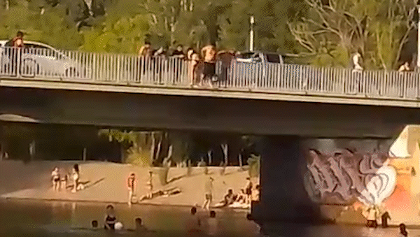 en 10 fotos: pese a las advertencias, asi siguen desafiando el peligro en la isla 132 en 10 fotos: pese a las advertencias, asi siguen desafiando el peligro en la isla 132