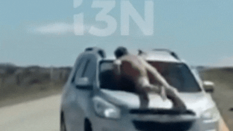 fuera de control en chile: un hombre desnudo ataco un auto argentino en una ruta fuera de control en chile: un hombre desnudo ataco un auto argentino en una ruta