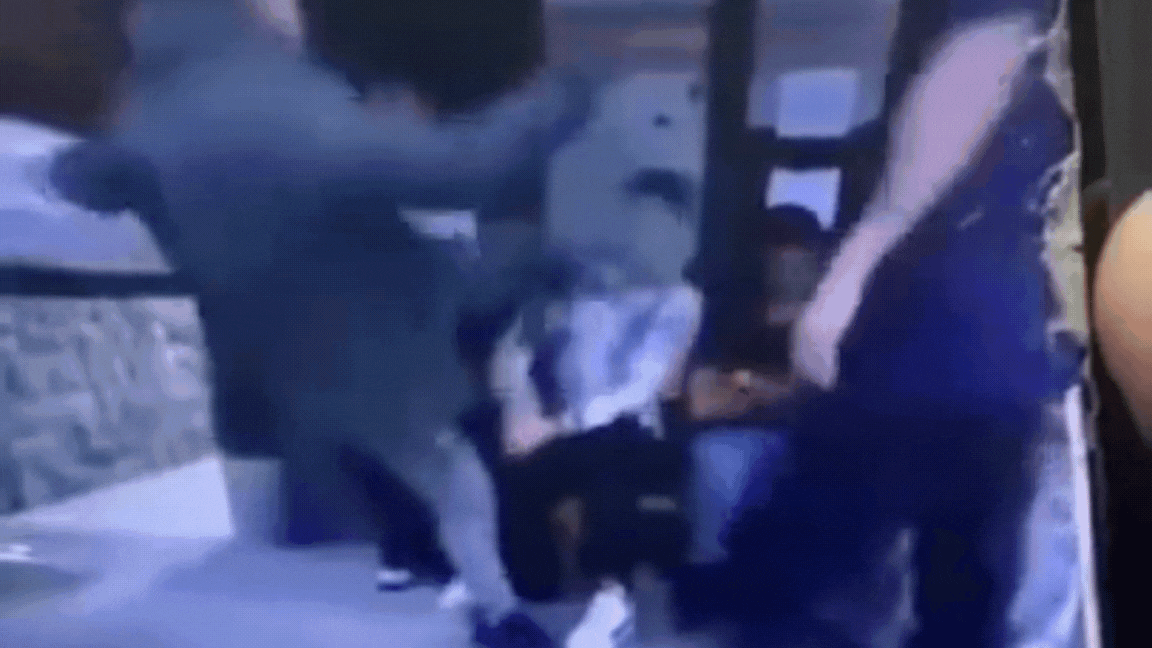 Dos jóvenes fueron condenados por el brutal ataque a un joven a la salida del boliche, en la terminal de colectivos de Villa La Angostura.Dos jóvenes fueron condenados por el brutal ataque a un joven a la salida del boliche, en la terminal de colectivos de Villa La Angostura. | LM Neuquen Dos jóvenes fueron condenados por el brutal ataque a un joven a la salida del boliche, en la terminal de colectivos de Villa La Angostura.Dos jóvenes fueron condenados por el brutal ataque a un joven a la salida del boliche, en la terminal de colectivos de Villa La Angostura.