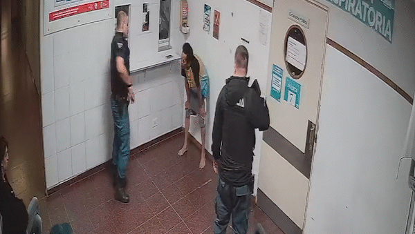 Muerte en las puertas del hospital Heller: qué muestran los videos del violento momento en la guardia | LM Neuquen Muerte en las puertas del hospital Heller: qué muestran los videos del violento momento en la guardia