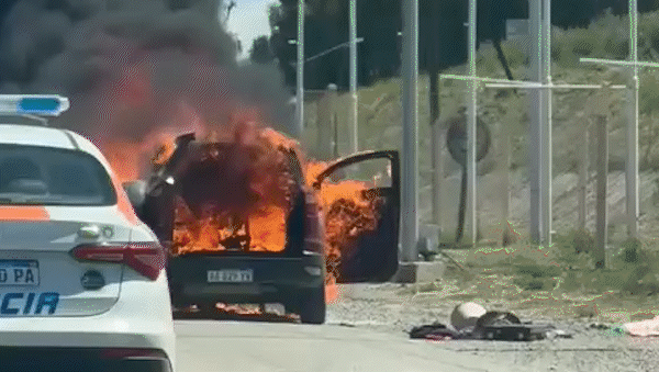 Un incendio destruyó una camioneta cerca del puente carretero en Cipolletti