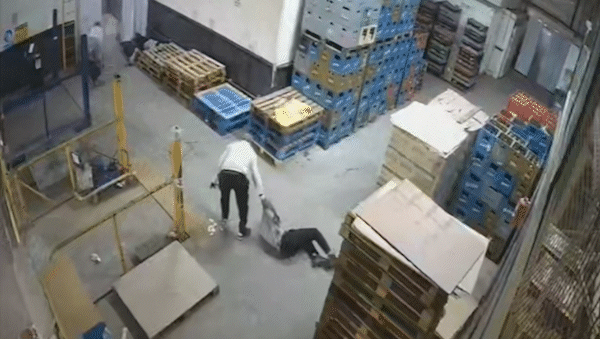 Así maniataron a los guardias del Carrefour: golpearon y hasta intentaron matar a un empleado | LM Neuquen Así maniataron a los guardias del Carrefour: golpearon y hasta intentaron matar a un empleado