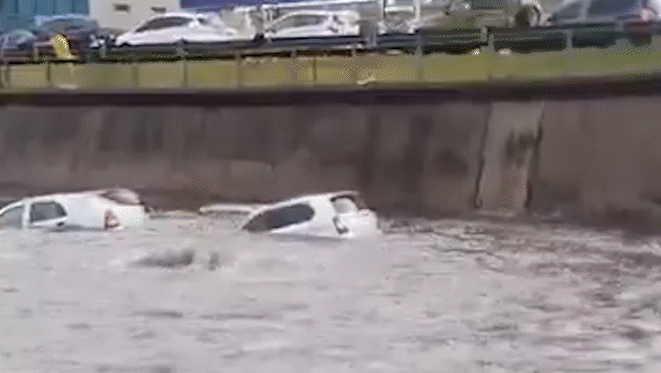 dramatica situacion en buenos aires: calles anegadas, autos flotando y alerta por tormentas hacia la nochebuena dramatica situacion en buenos aires: calles anegadas, autos flotando y alerta por tormentas hacia la nochebuena
