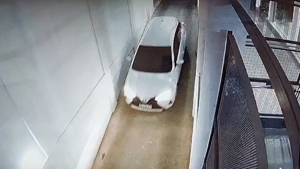 Forzaron el portón de un edificio chocándolo con un Toyota Yaris y robaron una moto | LM Neuquen Forzaron el portón de un edificio chocándolo con un Toyota Yaris y robaron una moto