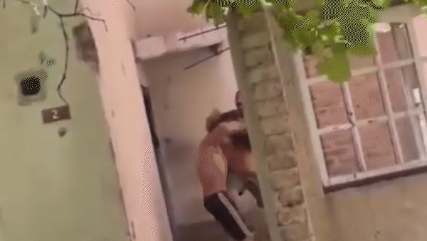 Un taxista descubrió quién le había robado, fue a la casa y lo agarró a piñas | LM Neuquen Un taxista descubrió quién le había robado, fue a la casa y lo agarró a piñas